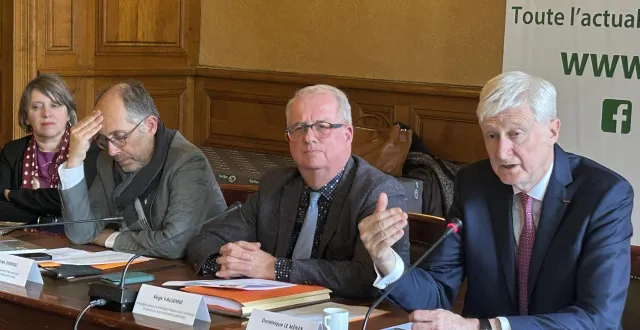 photo  dominique le mèner (à droite) et régis vallienne, président de la commission ressources humaines et finances, présentent les grandes lignes budgétaires pour 2026.  &copy;  le maine libre 