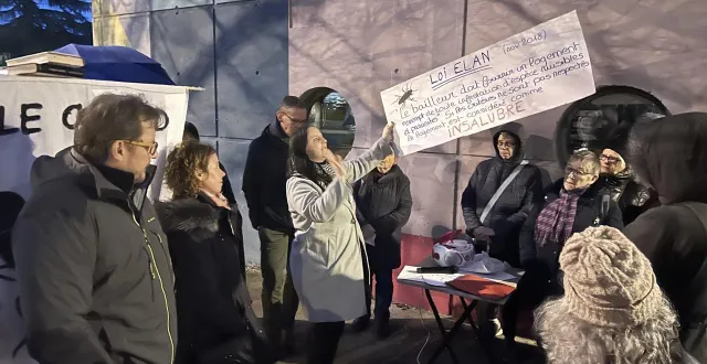 photo  rassemblées au 1, rue jules siegfried dans le quartier du clou-bouchet à niort, elles « veulent que la honte change de camp » et que l’organisme prenne la problématique « à bras-le-corps ».  &copy;  co - cheyenne tyrakowski 