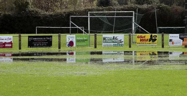 photo  gorgées d’eau, les pelouses des stades de football sont impraticables.  &copy;  co - benoit felace 