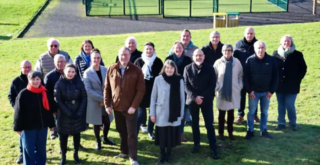 photo  de gauche à droite. au troisième rang : alain duval, claire laine, david lepage, yann plihon, hervé toutain, gilles guesdon. : au deuxième rang : laurent garreau, gérard lacoulonche, anaëlle lecoq, séverine pichard, laetitia peicher. au premier rang : nathalie lemeunier, nathalie diore, thierry aubin, isabelle renault, cyrille baron, brigitte viarme-dufour, stéphane lecoq, angélique gueniot.  &copy;  ouest-france 
