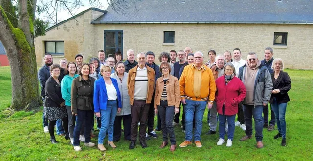 photo  la liste terranjou un nouvel élan, avec jean-louis roulet (au centre), tête de liste.  &copy;  co 