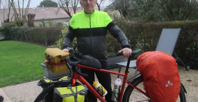 photo  lucien coquet présente son vélo gravel prêt au départ.   &copy;  co 