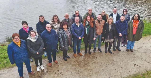 photo  de gauche à droite. au 1er rang : monique poupin, aurore labays, alain lebougre, lydia berthout, jérôme palligen, betty guérin, dimitri lesage, élodie champain, vincent jouin, laurence lales. au 2e rang : karine emery-valoi, luc bertrand, laurence gosselin, joseph colin, sébastien mansuy, yan leroux, angélique douillet, laurence lales, nelly jamault.  &copy;  françois lelièvre 
