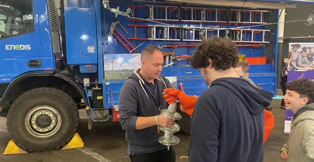 photo  parmi les exposants, le camion d’intervention sous-tension d’enedis a du succès. objectif : amener les jeunes vers des formations en normandie qui pourrait ensuite permettre à l’électricien de les recruter.  &copy;  ouest-france 