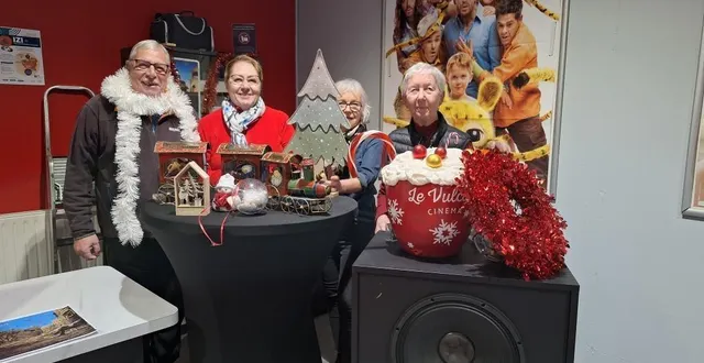 photo  c’est dans la bonne humeur que quelques bénévoles, doudou, sissi, françoise et dominique enlèvent les décorations de noël, qui avaient pris place dans le hall du cinéma le vulcain.  &copy;  ouest-france 