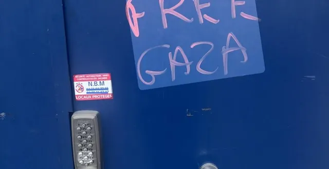 photo  le tag a été retrouvé ce jeudi 5 février 2026 sur la porte de la synagogue de rouen.  &copy;  photo transmise 