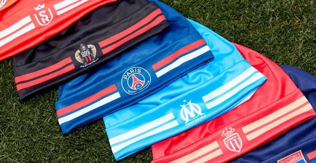 photo  la lfp offre des bonnets aux couleurs des clubs de l1 et l2 aux fans atteints de cancer.  &copy;  lfp 