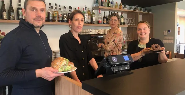 photo  de gauche à droite : guillaume, anabela, danielle et charlotte (absent, stéphane), l’équipe du virage café.  &copy;  ouest-france 