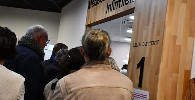 photo  dans l’entrée, deux salles d’attente distinctes ont été imaginées : l’une pour les rendez-vous avec les médecins et les infirmiers, l’autre pour les rendez-vous liés aux soins paramédicaux.  &copy;  co – justine brichard 