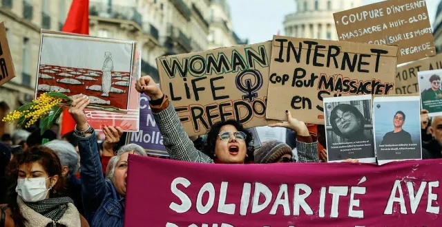 photo  des manifestations ont eu lieu en france pour soutenir les iraniens, ici à paris, le 17 janvier.  &copy;  mohammed badra / epa 