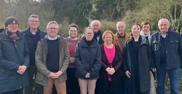 photo  de gauche à droite : virginie le bossé, tony froger, richard marquet, fréderique friot, monique douard, bertrand foret, yvette legangneux, christophe romet, juliette papiernik, béatrice rousseau, arsène guilmeau.  &copy;  vivre ensemble à saint-céneri. 
