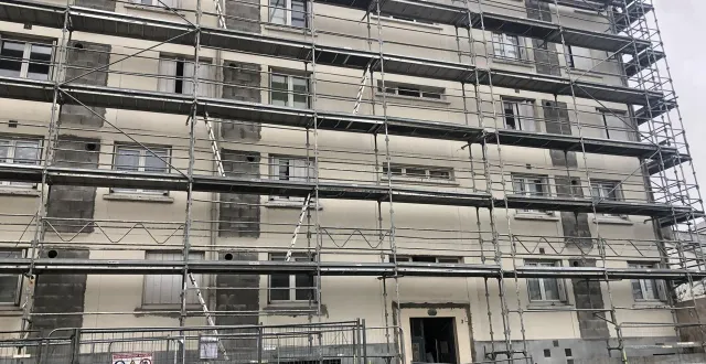 photo  les faits se sont déroulés en début de soirée dans cet immeuble en travaux, allée couperin au mans. l’homme aurait été blessé alors qu’il se trouvait à sa fenêtre.  &copy;  ouest-france 