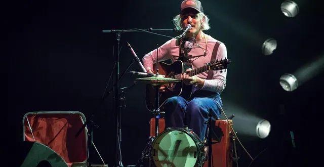 photo  matthieu vantorre assure voix, guitares, banjo, harmonica et percussions, sur le conte musical tiger rodeo.  &copy;  meng phu 