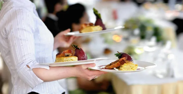 photo  en ouvrant un jour de plus et en réduisant le nombre de services, beaucoup de restaurateurs ont dû trouver des solutions.  &copy;  getty images/istockphoto 