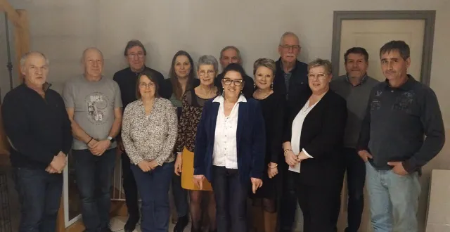 photo  de gauche à droite, au 1er rang : jacqueline lair, martine chenu, agnès morice, sylvia lemauviel, pascale leprince. au rang du fond : dominique le goff, thierry ballon, jean-jacques alexandre, alexandra coeuret, eric binet, michel besnard, pascal havas, sébastien hay.  &copy;  ouest-france 
