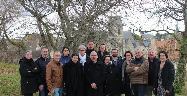 photo  l’équipe des quinze membres d’« assé-le-boisne votre village ». yves gérard est au premier rang et au centre.  &copy;  photo : assé-le-boisne votre village 