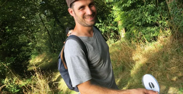 photo  benoît manceau, animateur à l’association la buissonnante, montre aux visiteurs comment reconnaître les espèces qui habitent le bois de la durbelière.  &copy;  archives co – nadège desquiens 