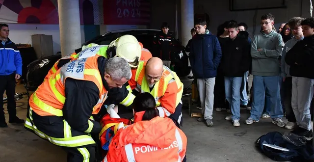 photo  des collégiens en stage chez les gendarmes et chez les pompiers ont participé à un exercice à la compagnie de gendarmerie de bressuire. une victime s’est retrouvée sous une voiture après un accident de vélo.  &copy;  co – justine brichard 