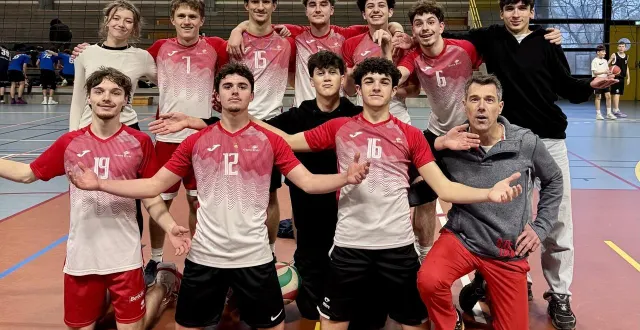 photo  les volleyeurs juniors du lycée champ-blanc, au longeron (sèvremoine), champions régionaux de volley-ball ugsel.  &copy;  lycée champ-blanc 