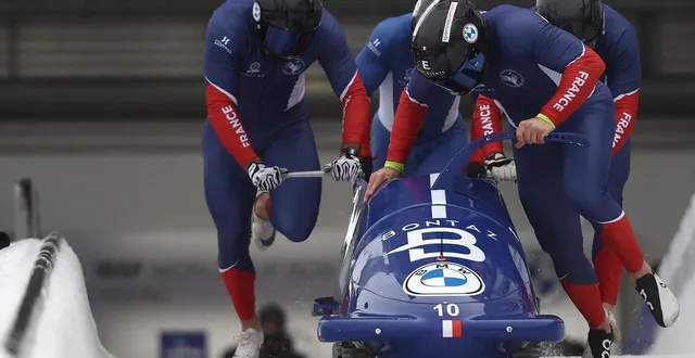 photo  thomas delmestre avec romain heinrich, lionel lefebvre et jerome laporal lors de la manche de coupe du monde de winterberg, en allemagne, le 12 décembre 2021.  &copy;  getty images via afp 