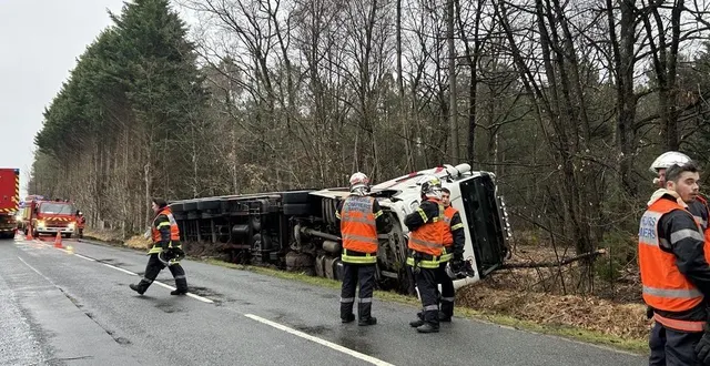 photo  une vingtaine de pompiers sont intervenus après qu’un poids lourd s’est couché dans le fossé à oizé, dans le sud de la sarthe, ce jeudi 5 février 2026.  &copy;  ouest-france 