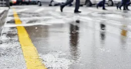 Info insolite  après avoir oublié de fermer la valve de son chauffe-eau solaire, une habitante de lanzhou, en chine, a transformé les abords de son immeuble en patinoire. 