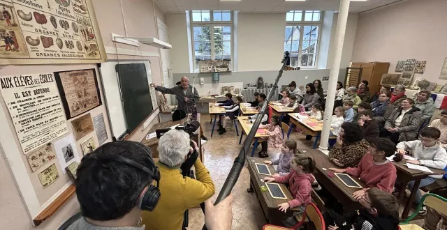 photo  ce jeudi 5 février 2026, une équipe de tournage a suivi thierry leroyer qui organisait une animation sur l’école d’autrefois à l’école descartes de la flèche (sarthe).  &copy;  ouest-france 