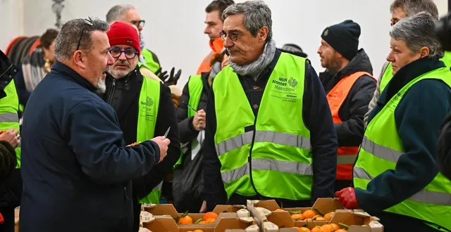photo  serge papin, ministre des petites et moyennes entreprises, du commerce, de l’artisanat au marché d’intérêt national (min) de nantes en décembre 2025.  &copy;  franck dubray / ouest france 