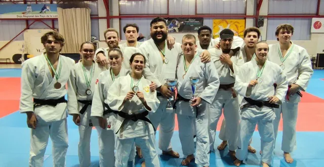photo  les deux équipes seniors de l’union cholet judo 49.  &copy;  ucj 49 