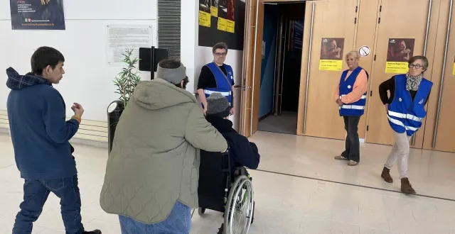 photo  ghislaine et les deux christophe, porteurs d’un handicap psychique, accueillis par les bénévoles, vont voir le film les rêveurs d’isabelle carré.  &copy;  ouest-france 