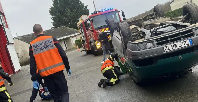 photo  une équipe de pompiers de la caserne le mans degré a procédé à la désincarcération d’une victime, dans le cadre d’un exercice effectué en marge de la présentation des chiffres de la sécurité routière en sarthe.  &copy;  le maine libre 