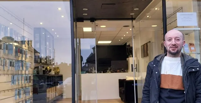 photo  antoine lamy, gérant de la boutique mobile service, place leclerc.  &copy;  ouest-france 