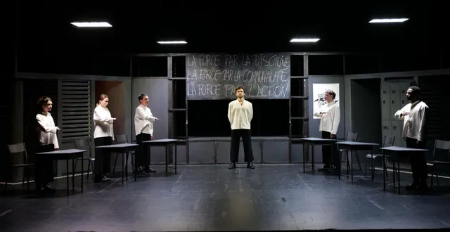 photo  la compagnie les chiens andalous dans la vague.  &copy;  tanguy mendrisse 