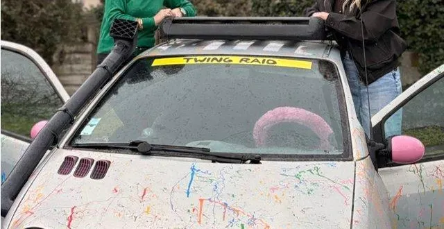 photo  erika et adeline préparent leur twingo.  &copy;  co 