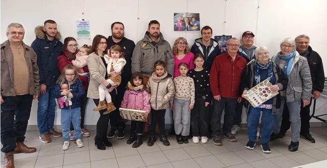 photo  remise des lots aux lauréats des maisons illuminées par jacqueline barbin  (à droite) et camille bretonnier (à gauche), du comité des fêtes.  &copy;  co. 