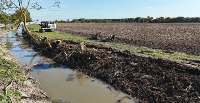 photo  lors des travaux de restauration hydraulique et écologique du ruisseau des communs de la marsaulaie (canal 500), un retalutage a été entrepris pour stabiliser les berges.  &copy;  co 