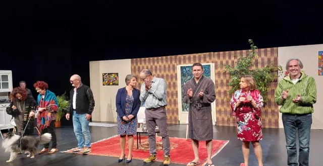 photo  au fond à gauche, le président jack beaudry, qui a un œil sur les acteurs de la pièce.  &copy;  co 