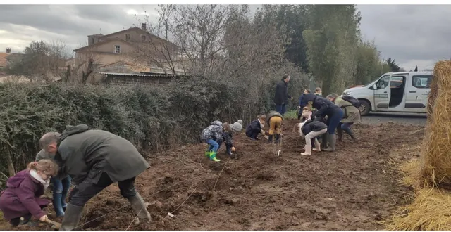 photo  les élèves et les chasseurs en plein travail de plantation.  &copy;  co 