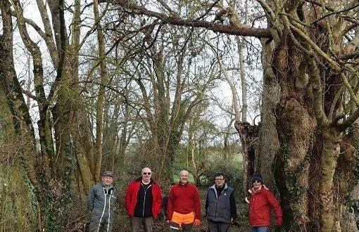 photo  hormis la réhabilitation des fontaines et lavoirs, certains bénévoles agissent pour l’entretien des chemins.  &copy;  co 