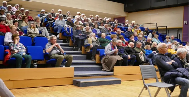 photo  les gradins de la baratte étaient pleins pour le spectacle audiovisuel imaginé par le caméra photo club du niortais.  &copy;  co 