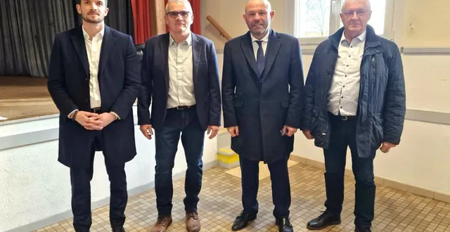 photo  patrick pétorin (2e à partir de la gauche) entouré de bastien marchive, député, philippe mouiller, sénateur et rené bauruel, conseillerdépartemental.  &copy;  co 