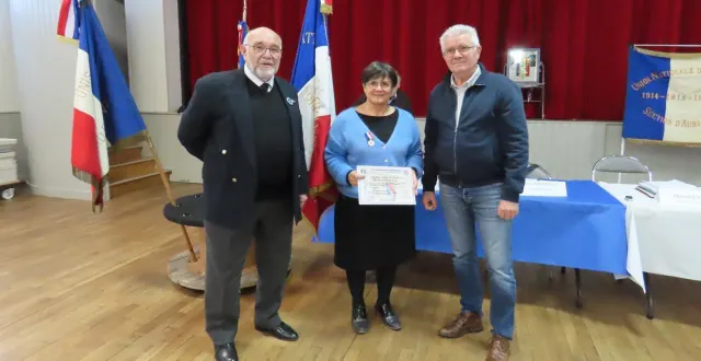 photo  véronique cornuault a reçu la médaille et le diplôme de soldat de france.  &copy;  co 