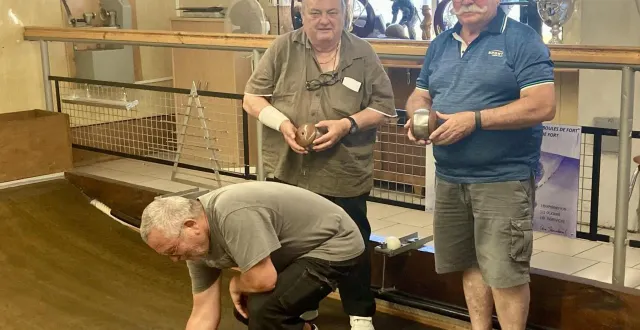 photo  yvan gilbert, gérard lemonnier, le rouleur et noël rousselin, respectivement président, vice-président, trésorier de l’association des boulomanes et de la société l’union la comète.  &copy;  archives co 