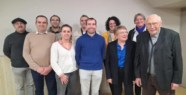 photo  joële pallueau (2e en partant de la droite) et son conseil municipal.  &copy;  co 