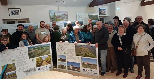 photo  deux des dix panneaux réalisés pour le festival bouillez ! révélateurs du travail accompli par les bénévoles, intitulés : « val-en-vignes,commune viticole par excellence » et « les cabanes de vignes ».  &copy;  co 