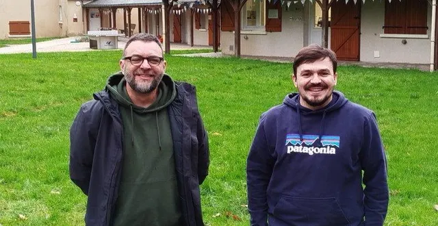 photo  quentin brunet, ici à droite, le nouveau responsable du centre de loisirs des goulidons. il est accompagné de yohann latté, son supérieur hiérarchique à l’enfance jeunesse.  &copy;  ouest-france 