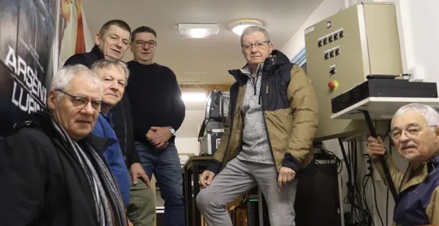 photo  l’équipe de bénévoles, dans le local de projection.  &copy;  ouest-france 