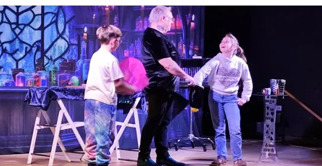 photo  oskar le magicien a enchanté les enfants.  &copy;  le maine libre 