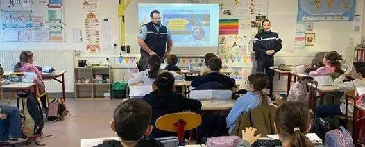 photo  une action de sensibilisation à l’utilisation d’internet a été menée auprès des jeunes des écoles primaires d’yvré-l’évêque.  &copy;  le maine libre 