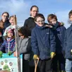 photo bottés et gantés, des enfants de solesmes ont participé à la plantation d’une haie champêtre.